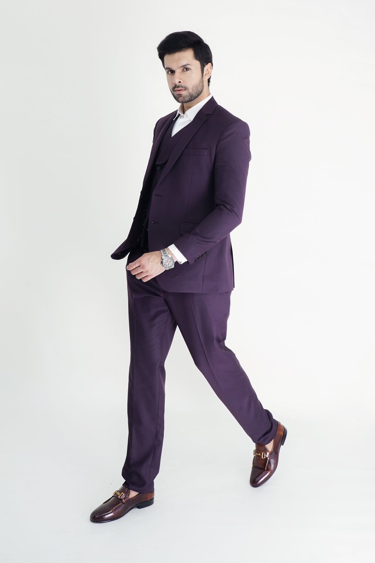 The Classic Charm Three-Piece Pant Suit – Elevating Elegance with a Flawless Fit
