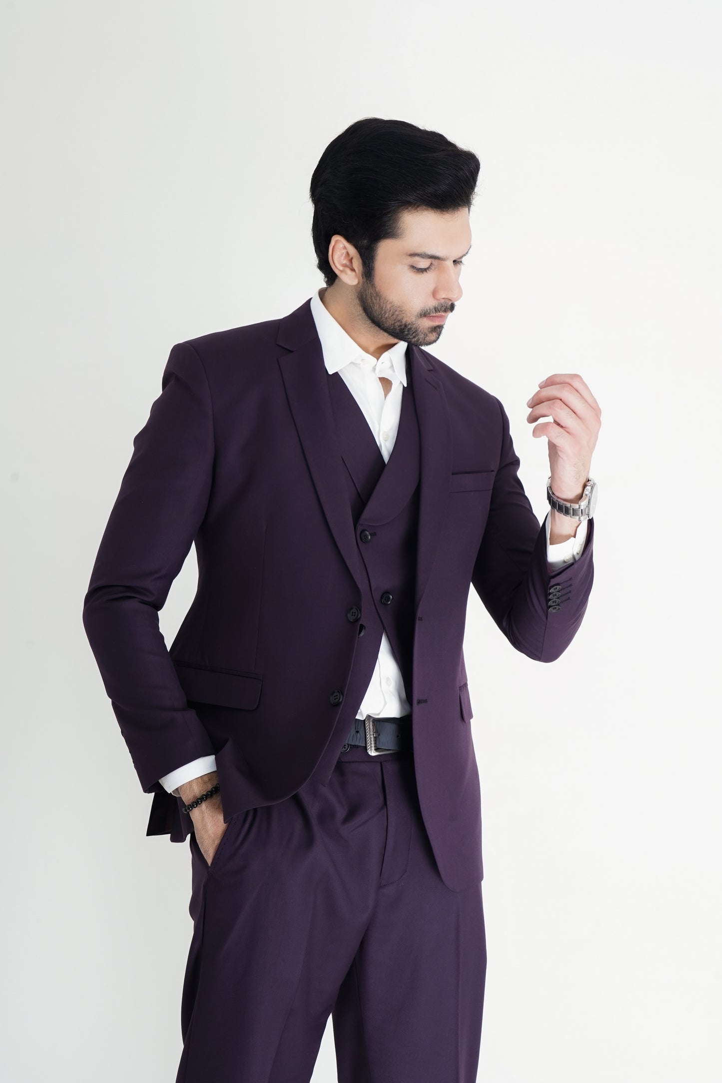 The Classic Charm Three-Piece Pant Suit – Elevating Elegance with a Flawless Fit