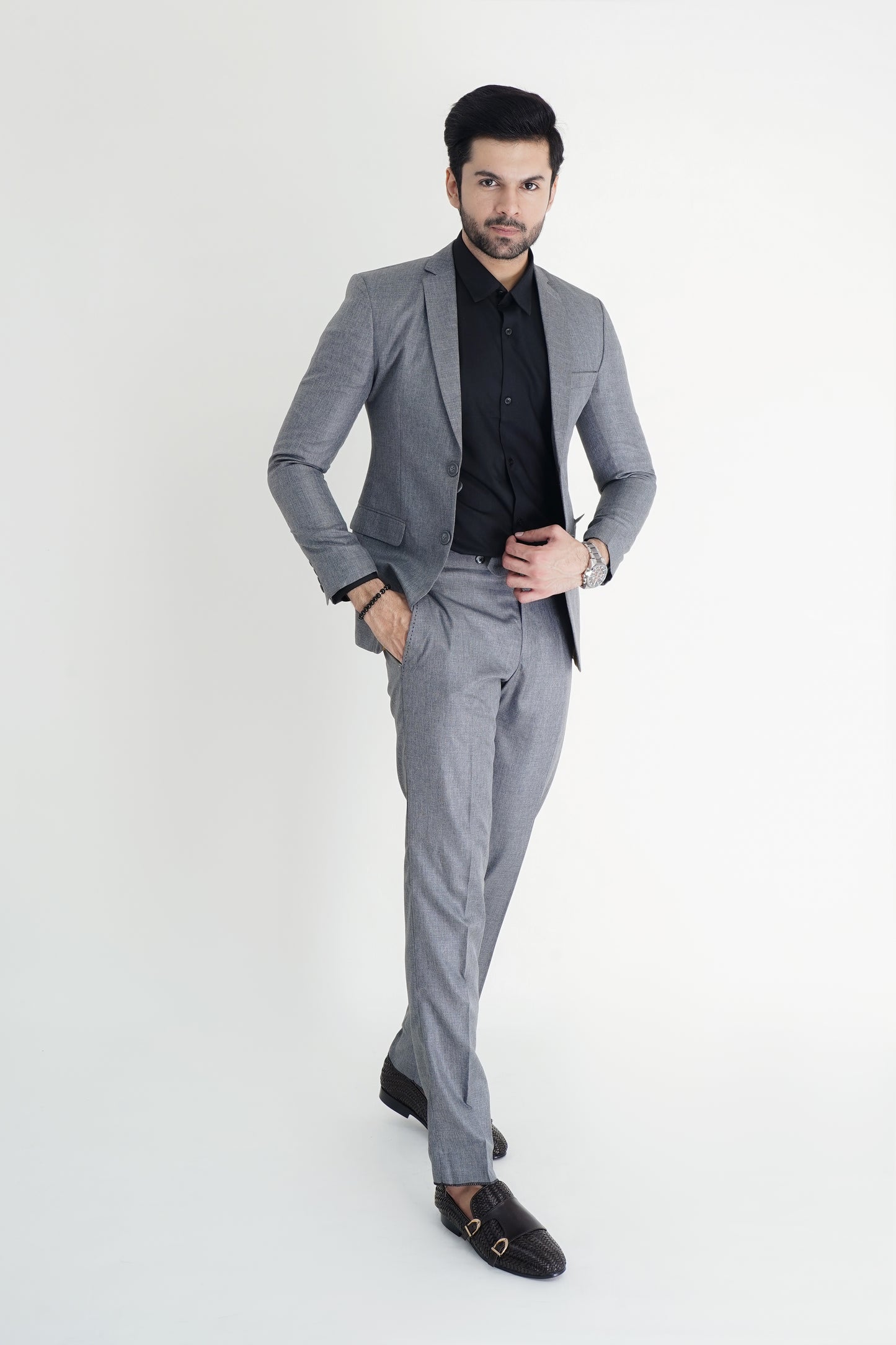 The Signature Pant Suit – Defining Elegance, Redefining Power