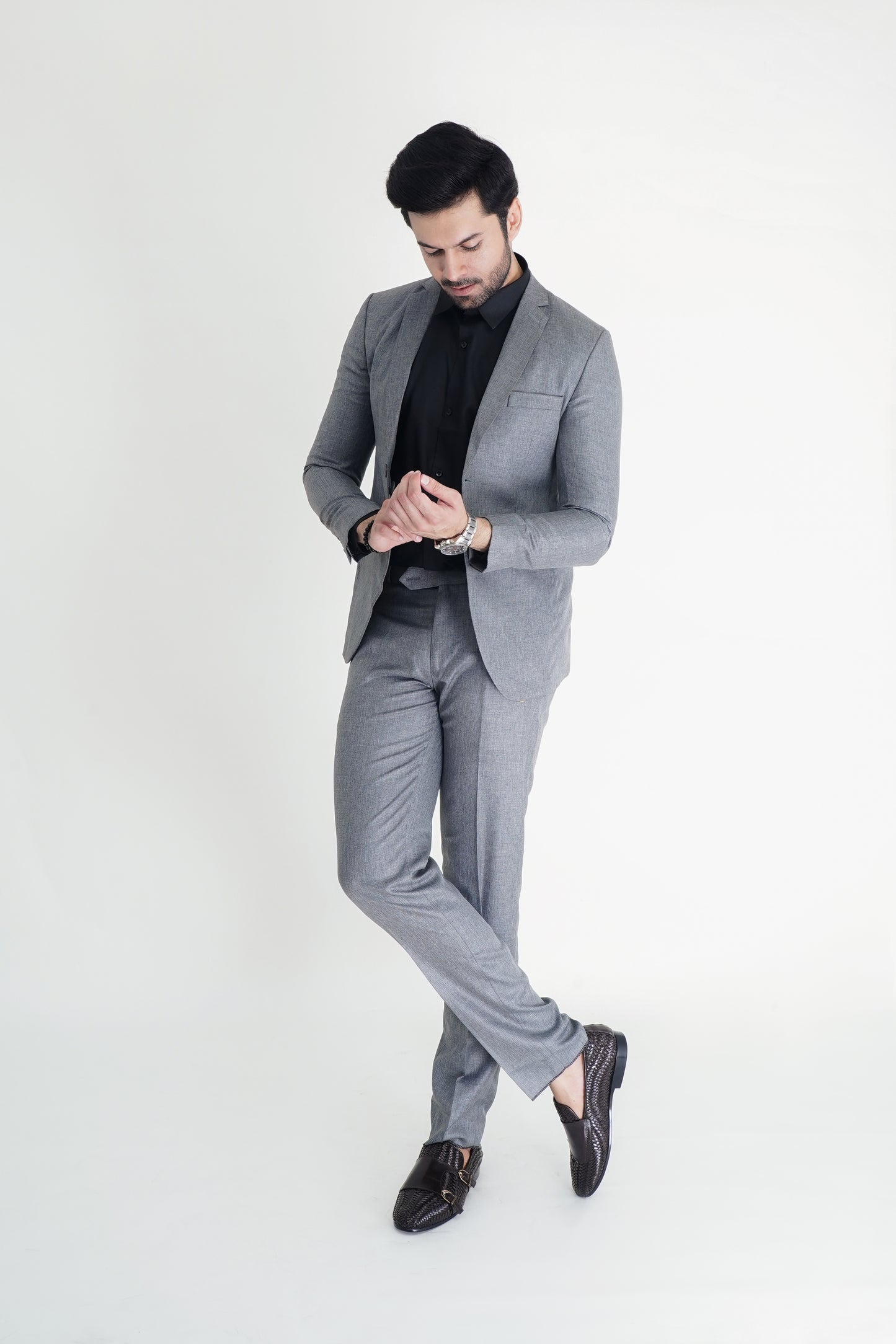The Signature Pant Suit – Defining Elegance, Redefining Power