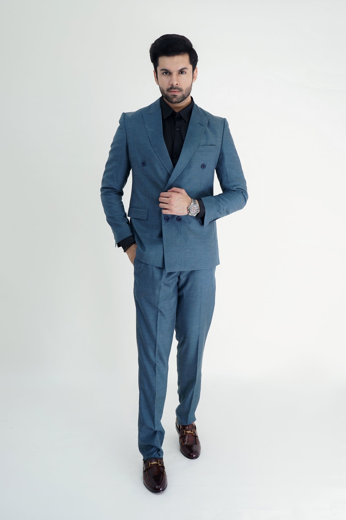 The Classic Tailored Pant Suit – Where Power Meets Style