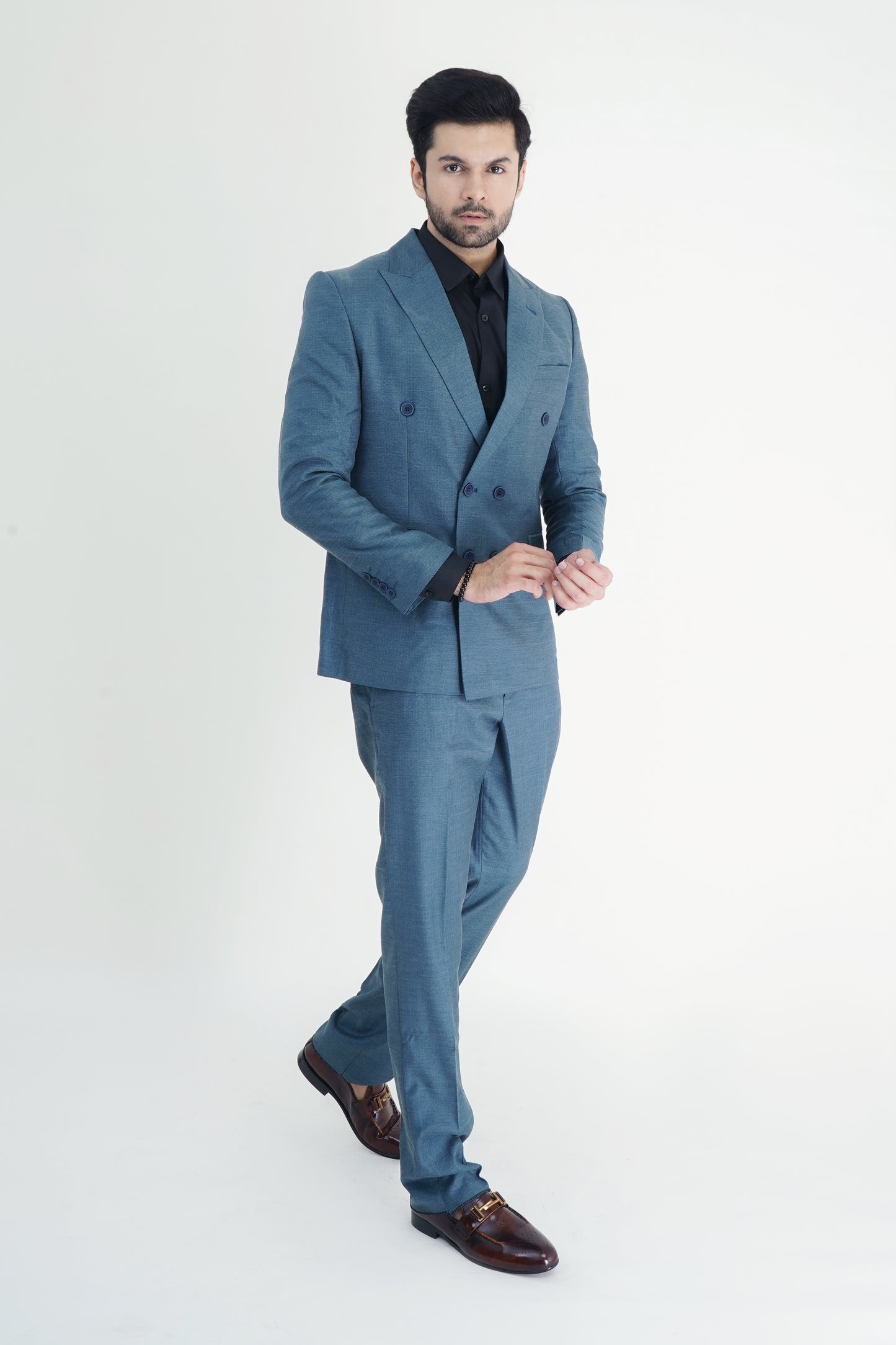 The Classic Tailored Pant Suit – Where Power Meets Style