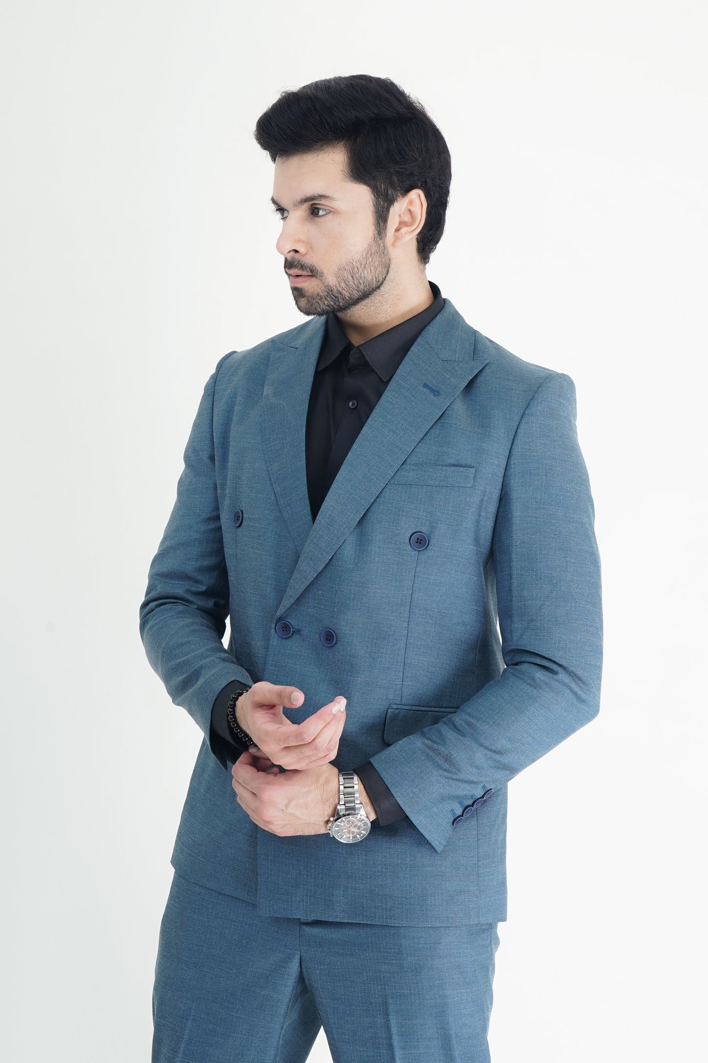 The Classic Tailored Pant Suit – Where Power Meets Style
