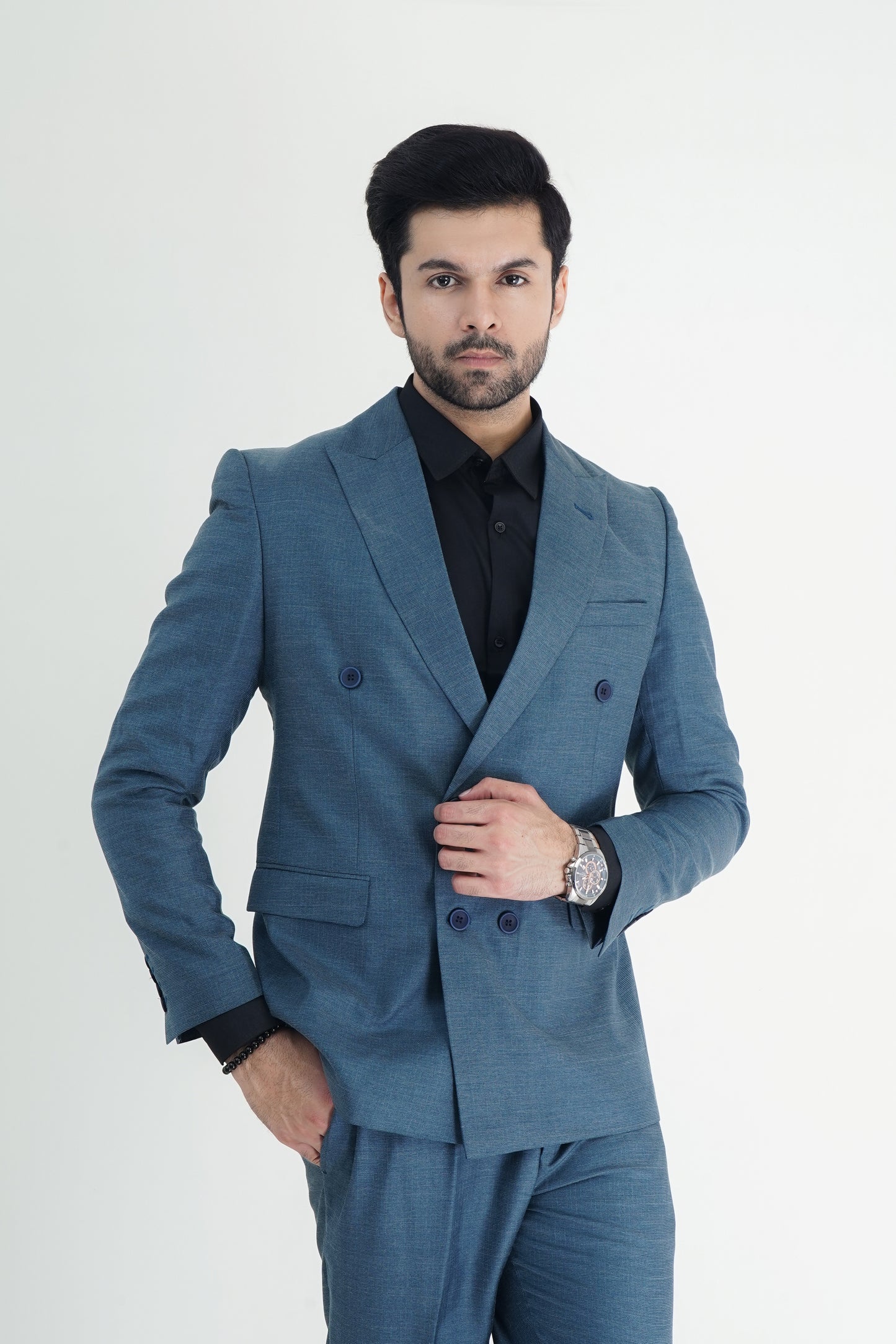 The Classic Tailored Pant Suit – Where Power Meets Style